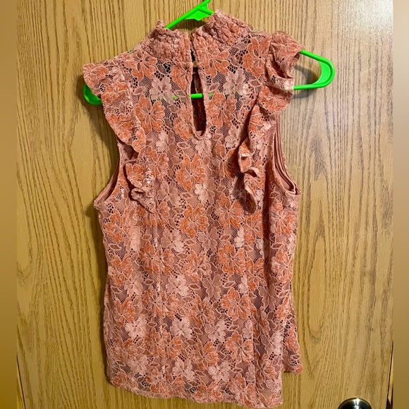 Adorable Lacey ruffled blouse - Picture 2 of 8